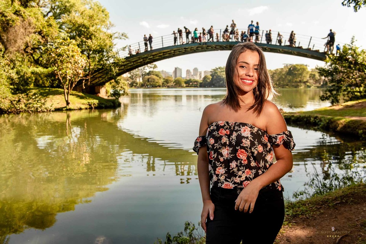 Fotografia de casal em ensaio pré wedding no parque do ibirapuera em são paulo