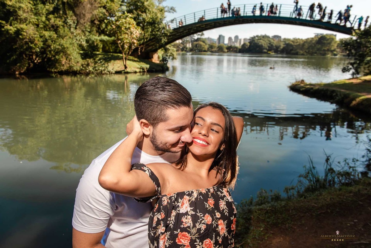 Fotografia de casal em ensaio pré wedding no parque do ibirapuera em são paulo