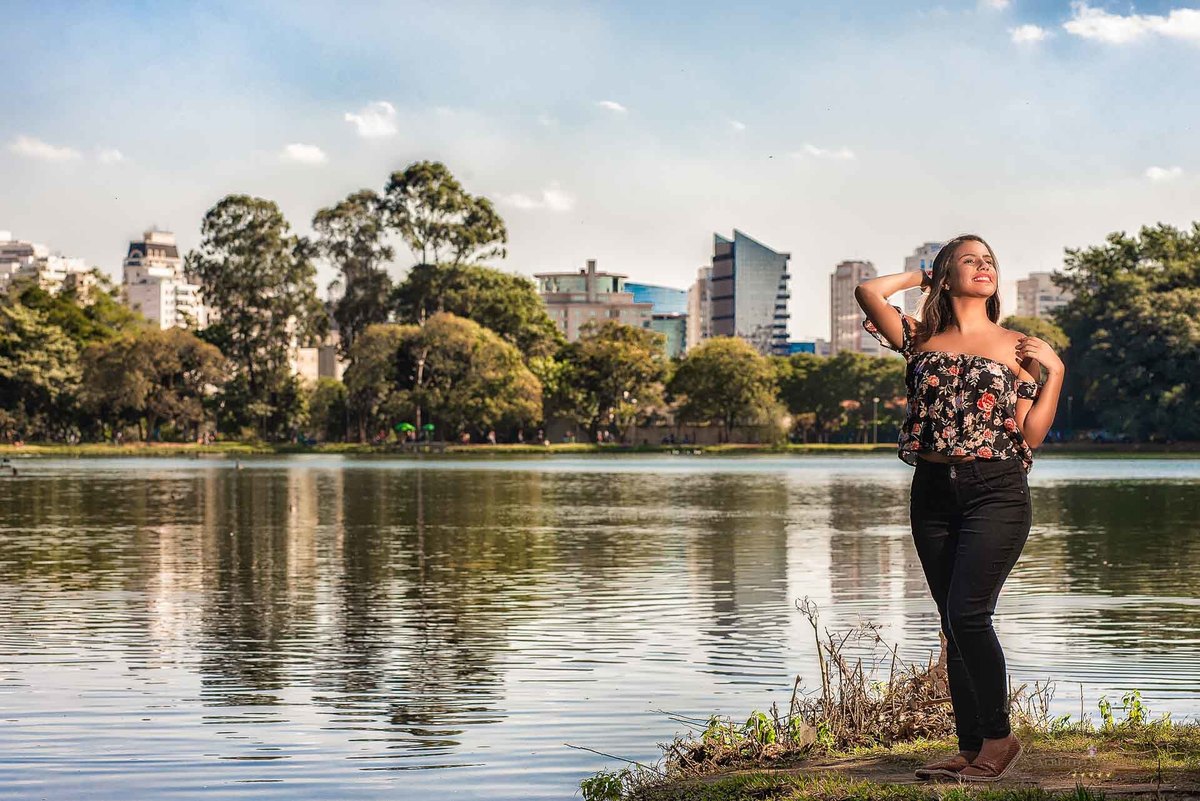 Fotografia de casal em ensaio pré wedding no parque do ibirapuera em são paulo