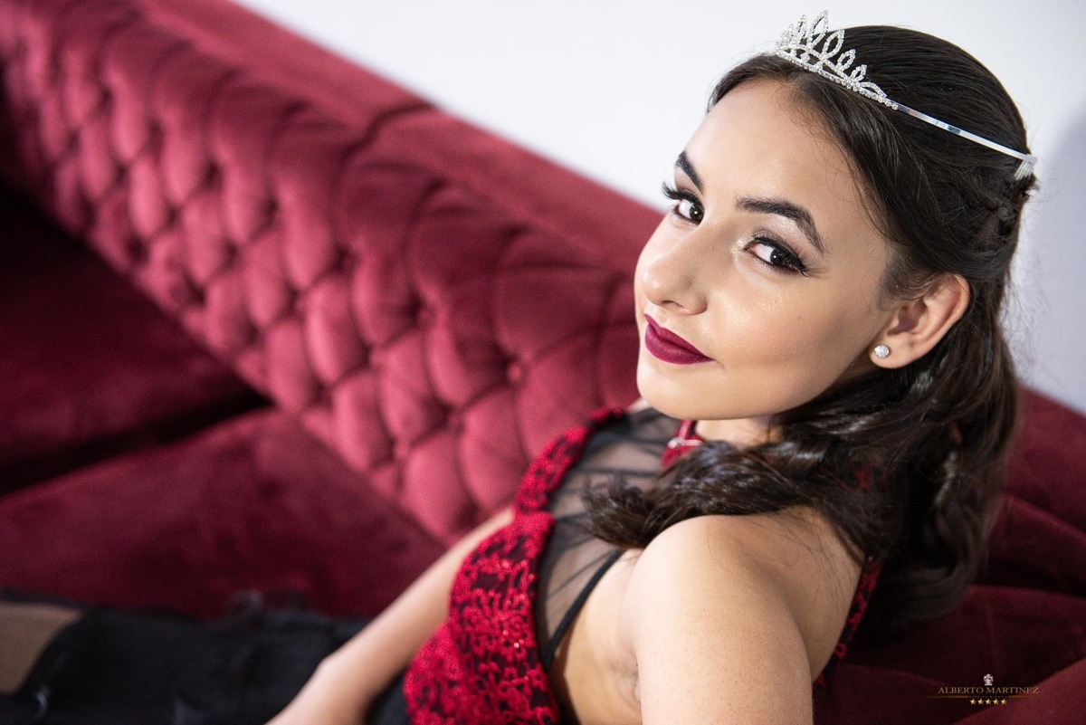 Fotógrafo de debutante em embu das artes no buffet chácara alpes, festa de 15 anos animada com o fotógrafo de debutantes Alberto Martinez