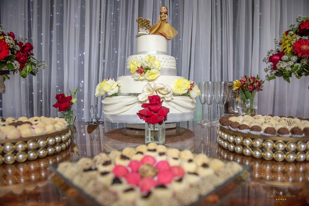 Fotógrafo de debutante em embu das artes no buffet chácara alpes, festa de 15 anos animada com o fotógrafo de debutantes Alberto Martinez
