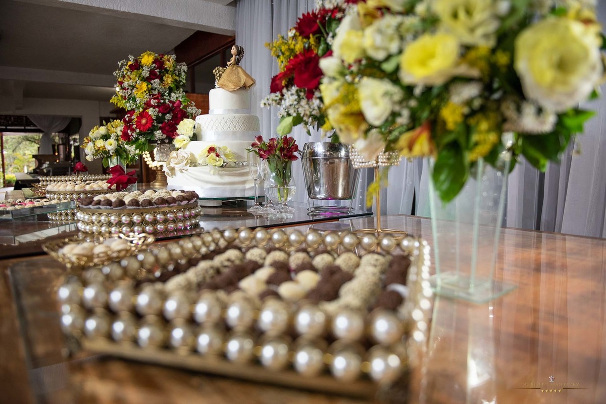 Fotógrafo de debutante em embu das artes no buffet chácara alpes, festa de 15 anos animada com o fotógrafo de debutantes Alberto Martinez
