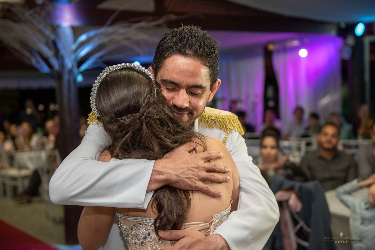 Fotógrafo de debutante em embu das artes no buffet chácara alpes, festa de 15 anos animada com o fotógrafo de debutantes Alberto Martinez