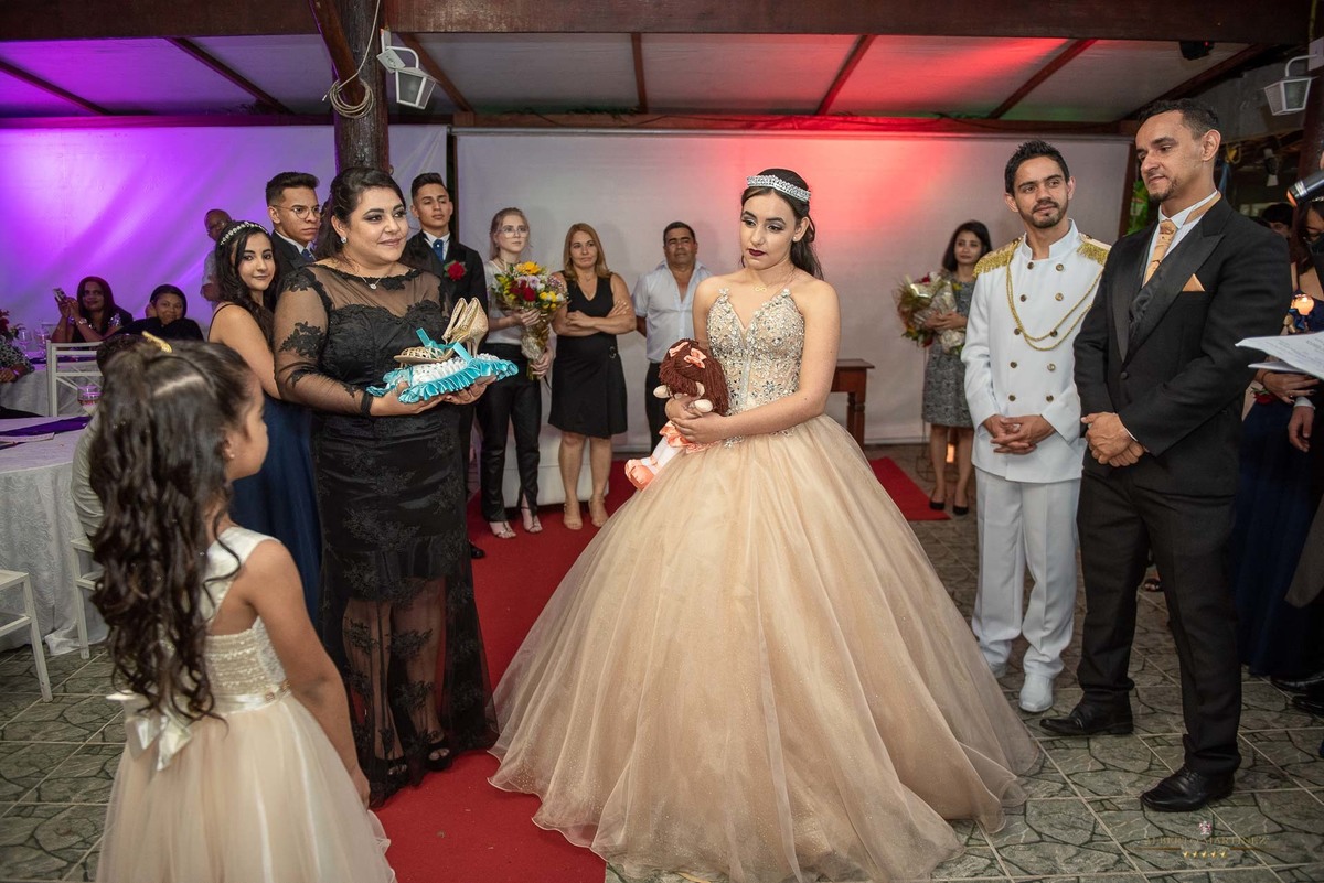 Fotógrafo de debutante em embu das artes no buffet chácara alpes, festa de 15 anos animada com o fotógrafo de debutantes Alberto Martinez