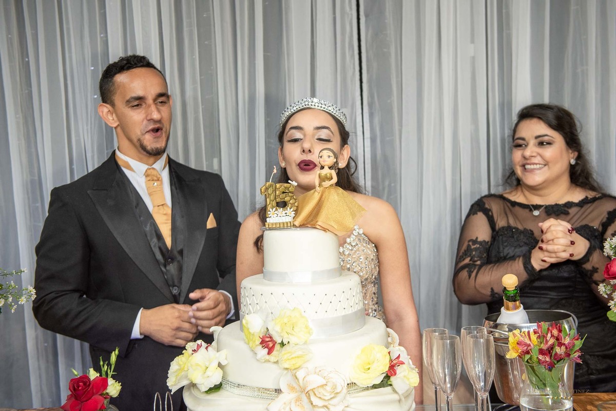 Fotógrafo de debutante em embu das artes no buffet chácara alpes, festa de 15 anos animada com o fotógrafo de debutantes Alberto Martinez
