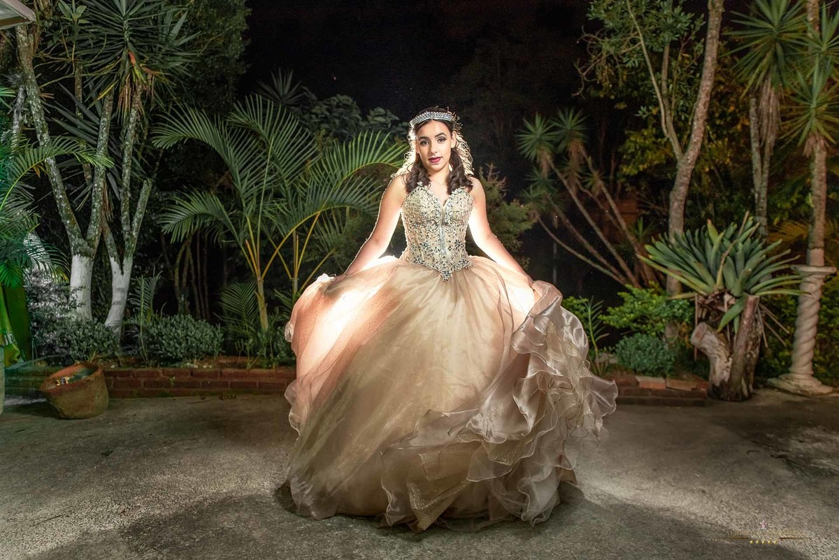 Fotógrafo de debutante em embu das artes no buffet chácara alpes, festa de 15 anos animada com o fotógrafo de debutantes Alberto Martinez