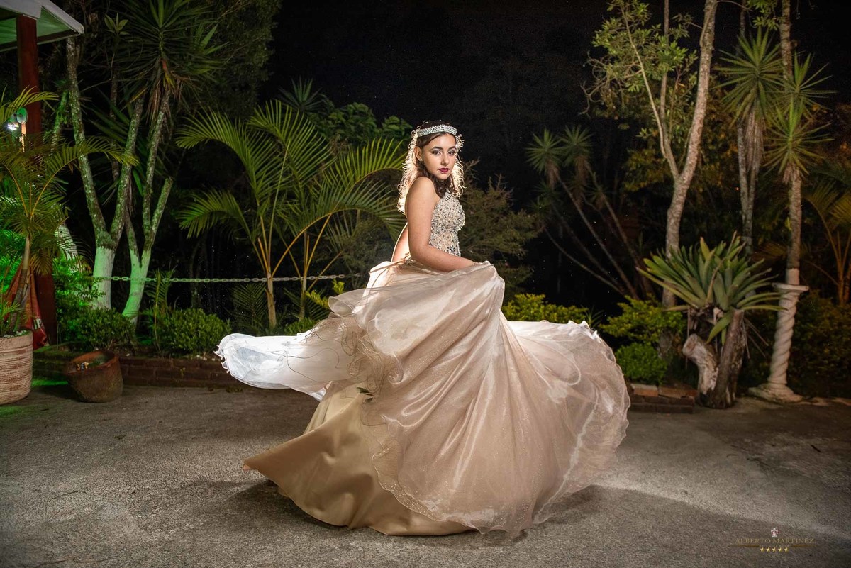 Fotógrafo de debutante em embu das artes no buffet chácara alpes, festa de 15 anos animada com o fotógrafo de debutantes Alberto Martinez