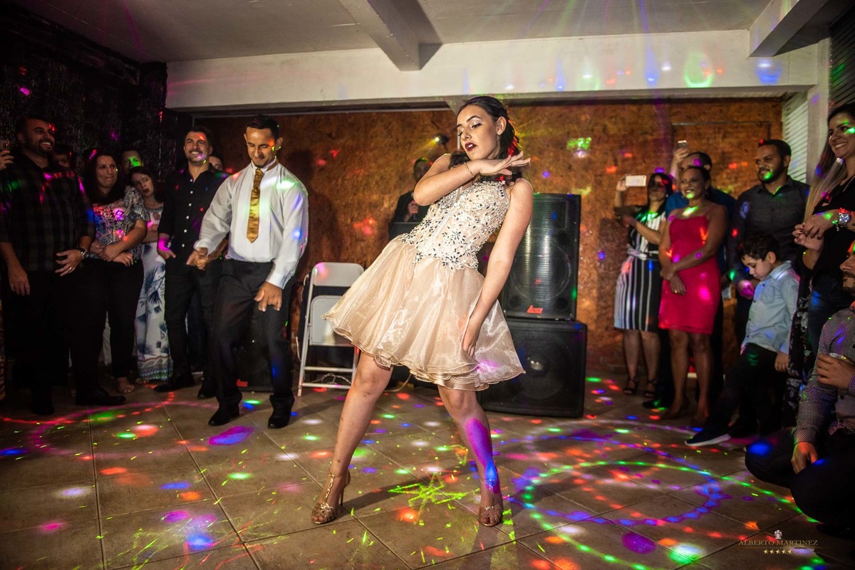 Fotógrafo de debutante em embu das artes no buffet chácara alpes, festa de 15 anos animada com o fotógrafo de debutantes Alberto Martinez
