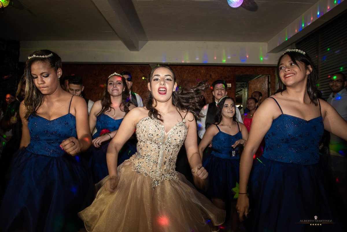 Fotógrafo de debutante em embu das artes no buffet chácara alpes, festa de 15 anos animada com o fotógrafo de debutantes Alberto Martinez