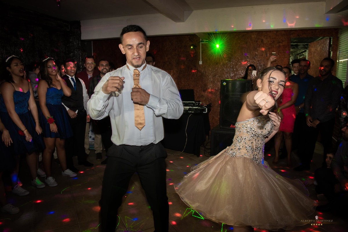 Fotógrafo de debutante em embu das artes no buffet chácara alpes, festa de 15 anos animada com o fotógrafo de debutantes Alberto Martinez