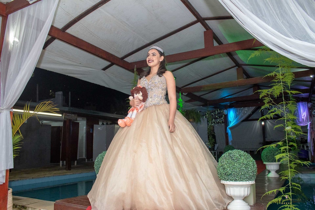Fotógrafo de debutante em embu das artes no buffet chácara alpes, festa de 15 anos animada com o fotógrafo de debutantes Alberto Martinez