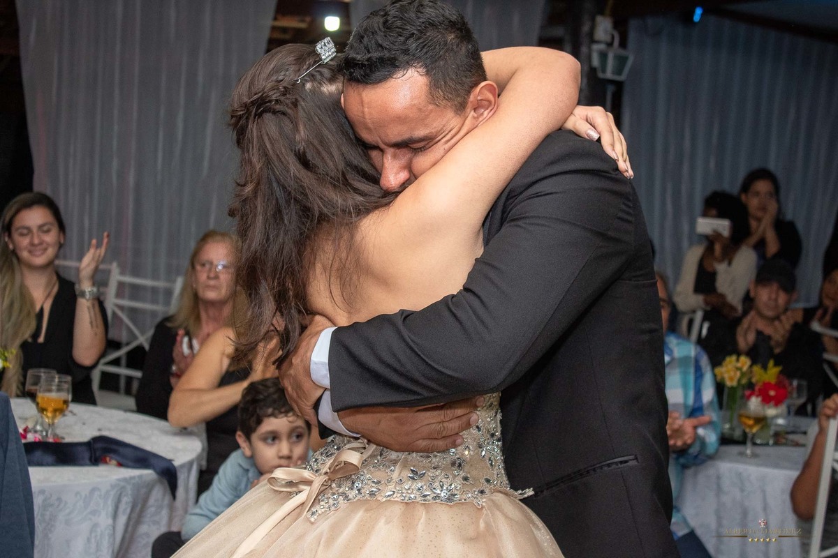 Fotógrafo de debutante em embu das artes no buffet chácara alpes, festa de 15 anos animada com o fotógrafo de debutantes Alberto Martinez
