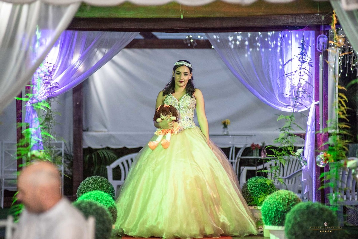 Fotógrafo de debutante em embu das artes no buffet chácara alpes, festa de 15 anos animada com o fotógrafo de debutantes Alberto Martinez