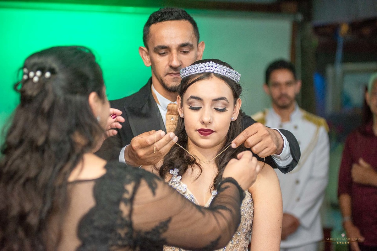 Fotógrafo de debutante em embu das artes no buffet chácara alpes, festa de 15 anos animada com o fotógrafo de debutantes Alberto Martinez