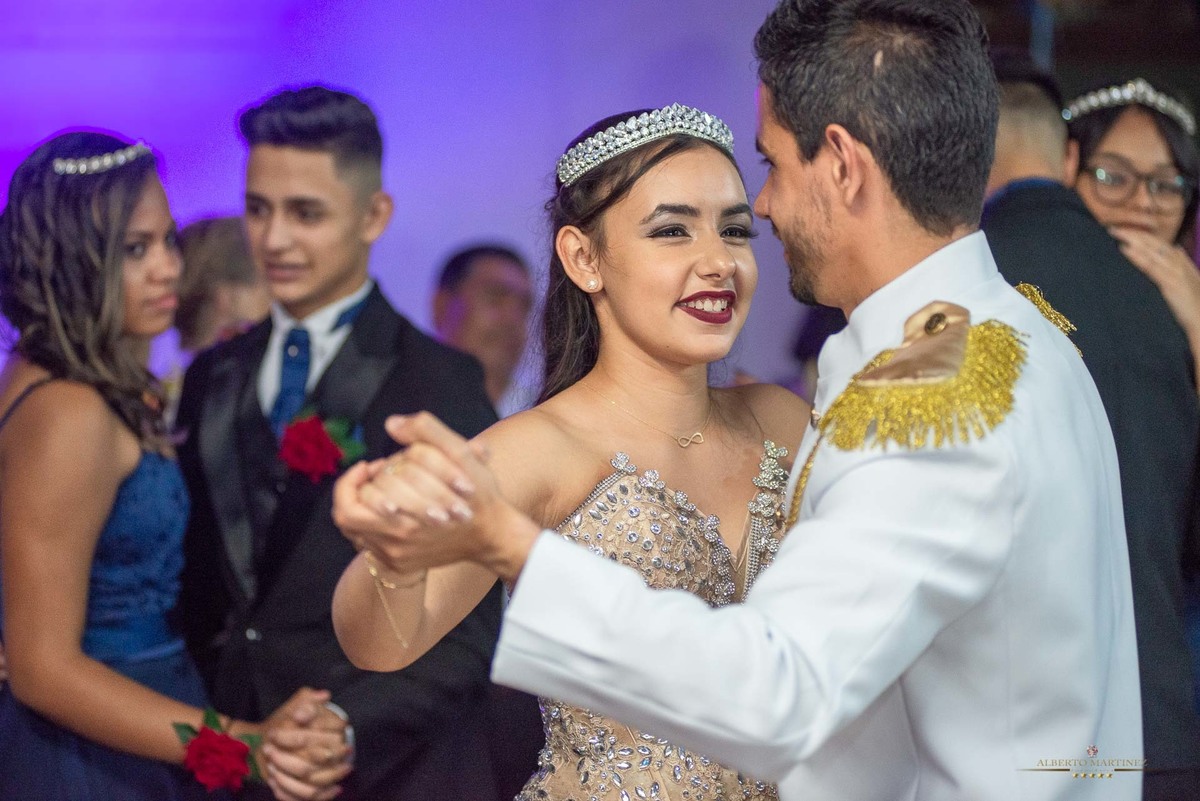 Fotógrafo de debutante em embu das artes no buffet chácara alpes, festa de 15 anos animada com o fotógrafo de debutantes Alberto Martinez