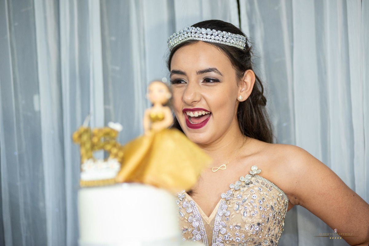 Fotógrafo de debutante em embu das artes no buffet chácara alpes, festa de 15 anos animada com o fotógrafo de debutantes Alberto Martinez