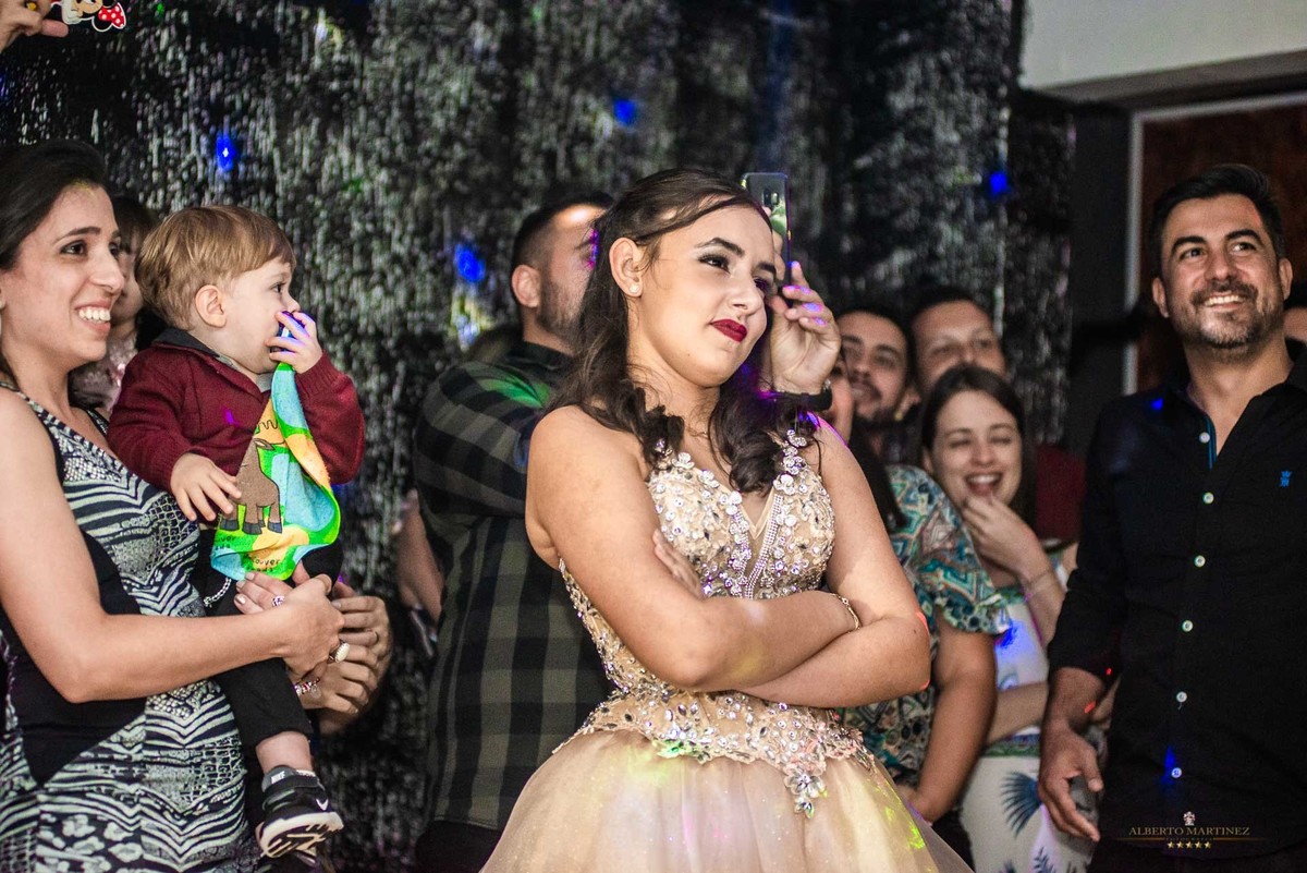 Fotógrafo de debutante em embu das artes no buffet chácara alpes, festa de 15 anos animada com o fotógrafo de debutantes Alberto Martinez