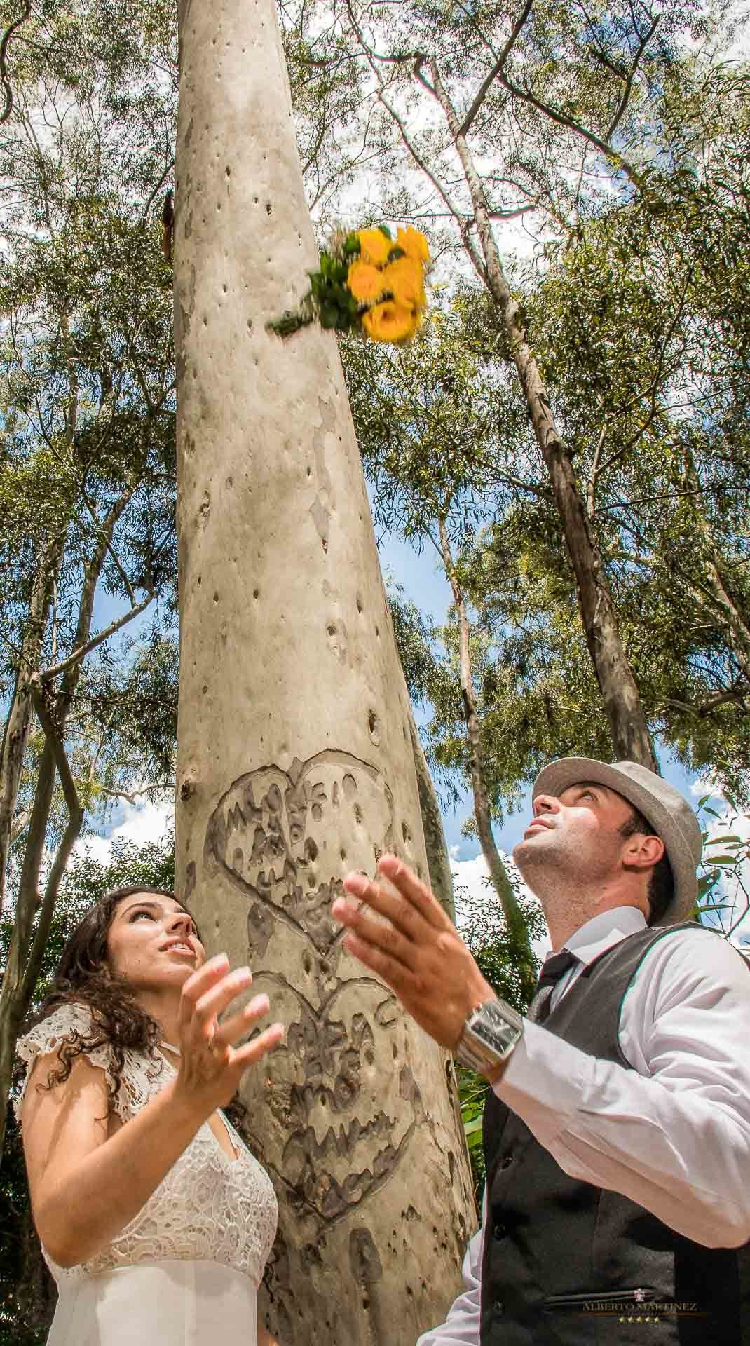 buquê voando em ensaio de pré wedding no parque do piqueri