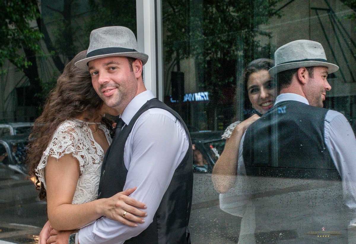casal é fotografado em ensaio de pré casamento na avenida paulista usando o reflexo na janela do prédio