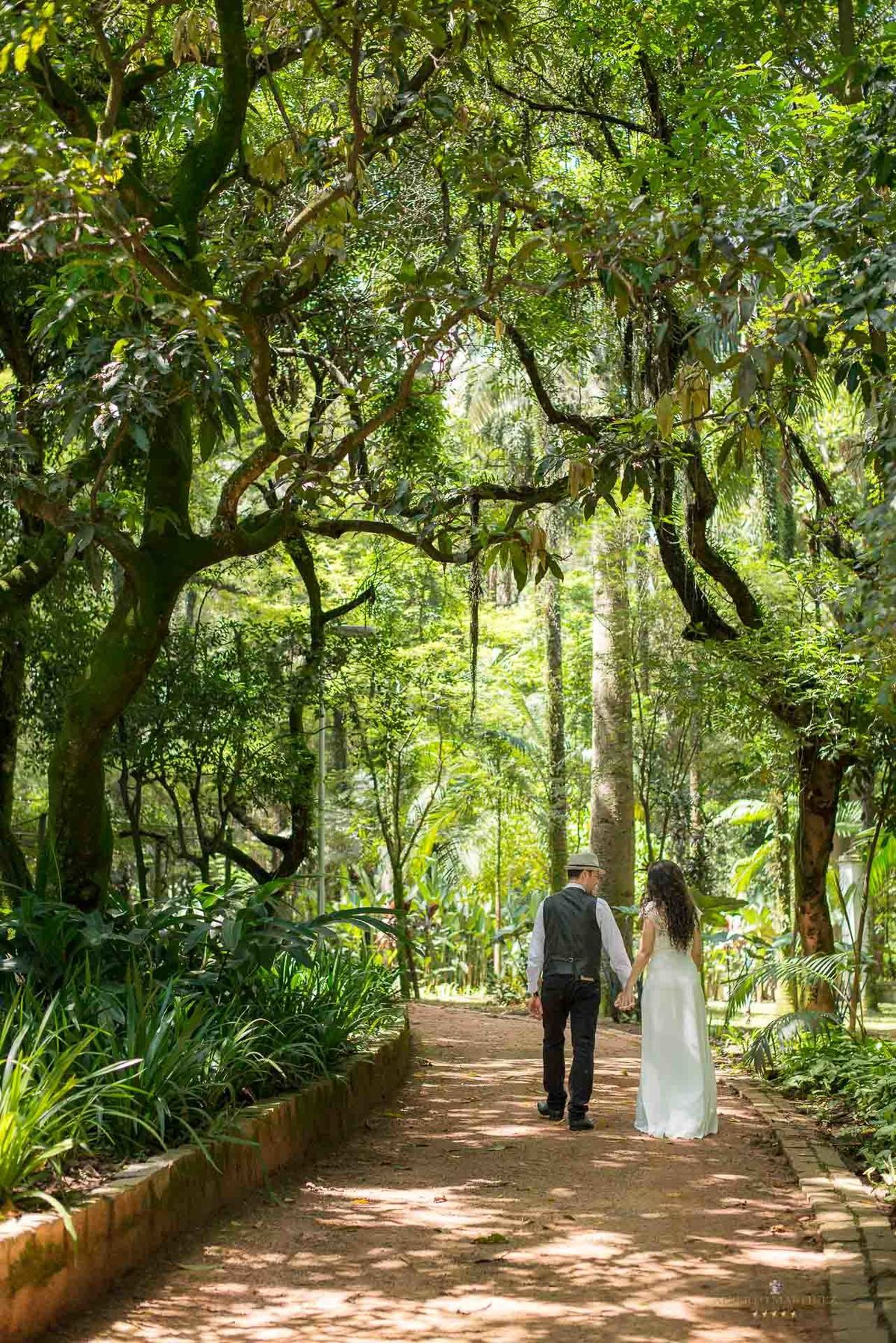 casal andando de mãos dadas no parque do piqueri na zona leste de são paulo