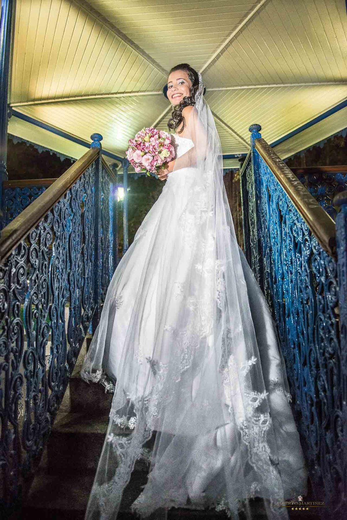 Ensaio de casamento no centro de embu das artes com o casal de noivos