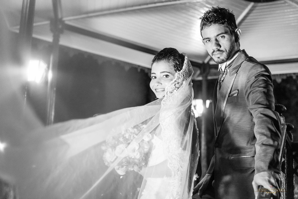 Ensaio de casamento no centro de embu das artes com o casal de noivos