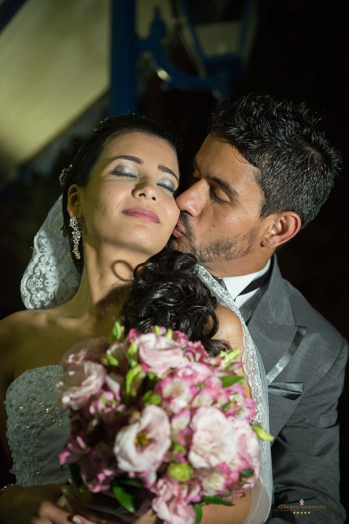 Ensaio de casamento no centro de embu das artes com o casal de noivos