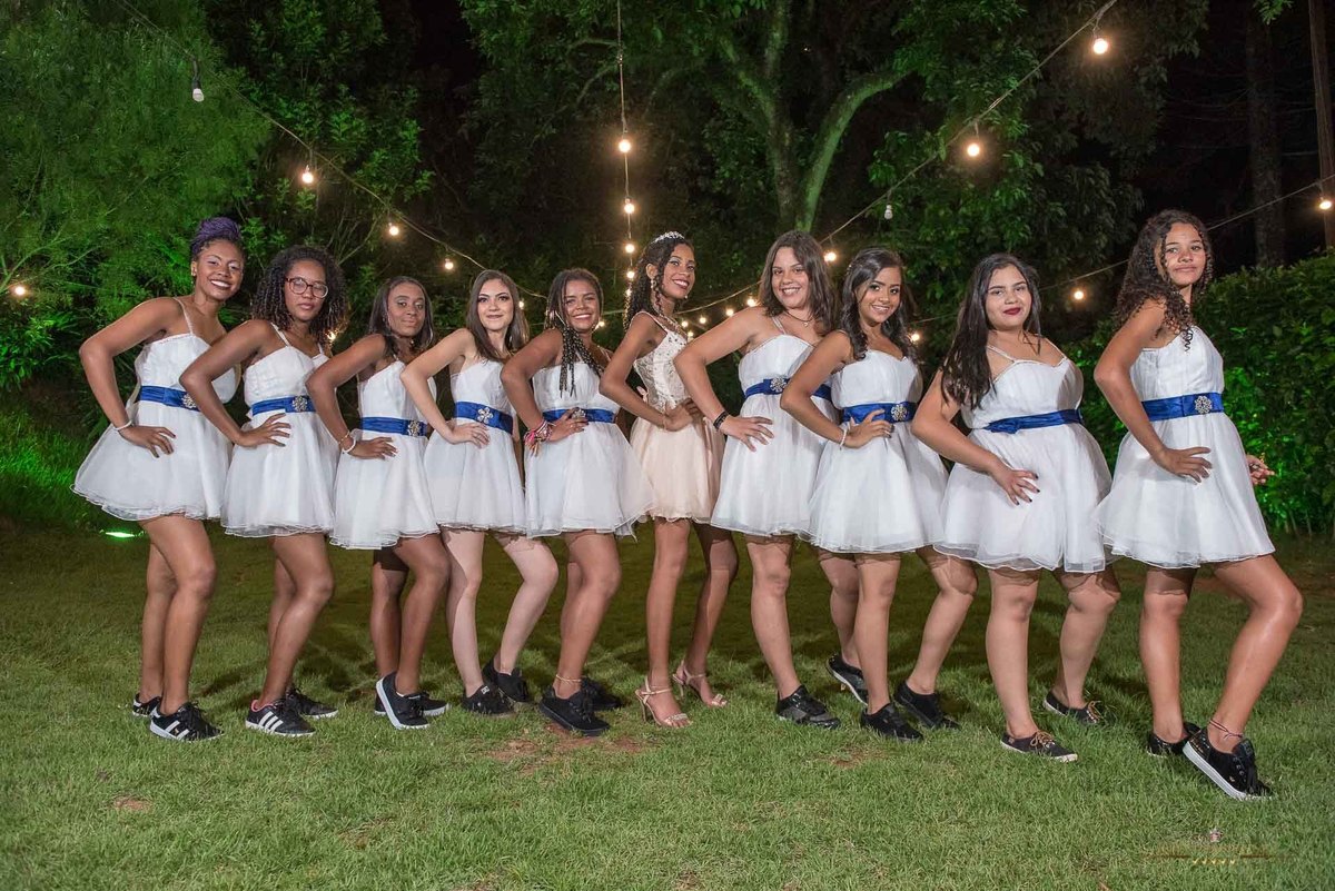 Fotografia de debutante com suas amigas na casa acoty em cotia