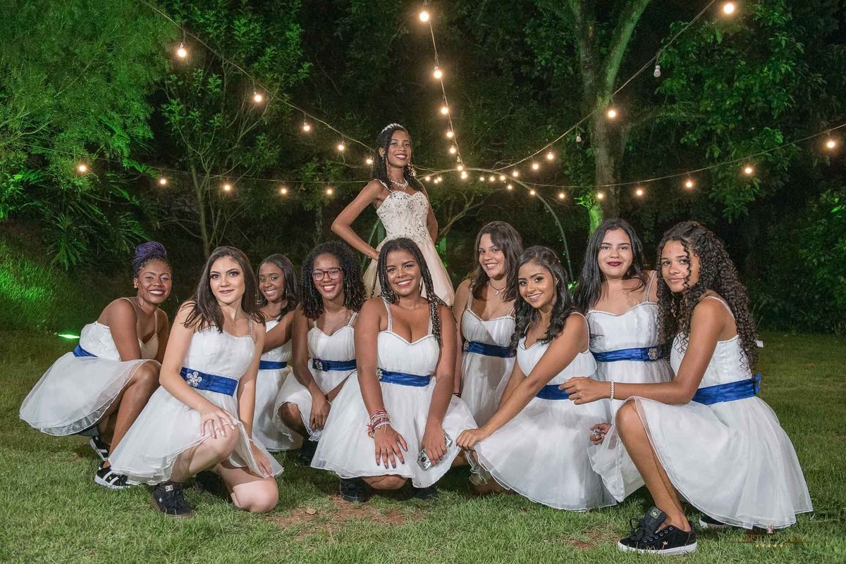 Fotografia de debutante com suas amigas na casa acoty em cotia