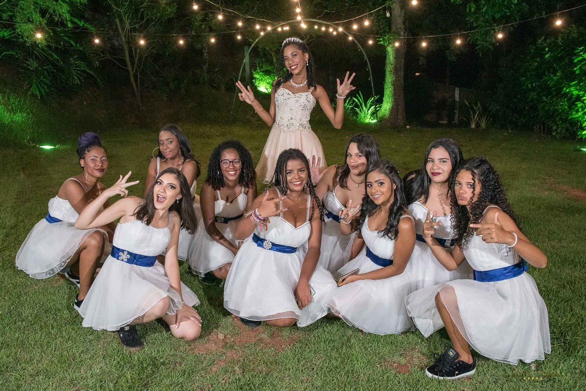 Fotografia de debutante com suas amigas na casa acoty em cotia