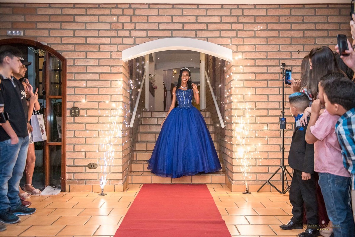 entrada da debutante na festa de 15 anos realizada na casa acoty