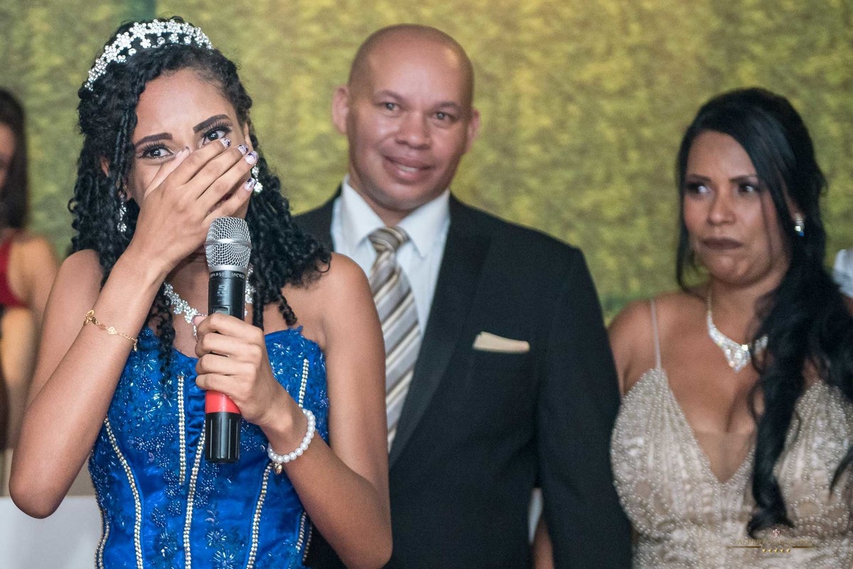Debutante chorando em sua festa