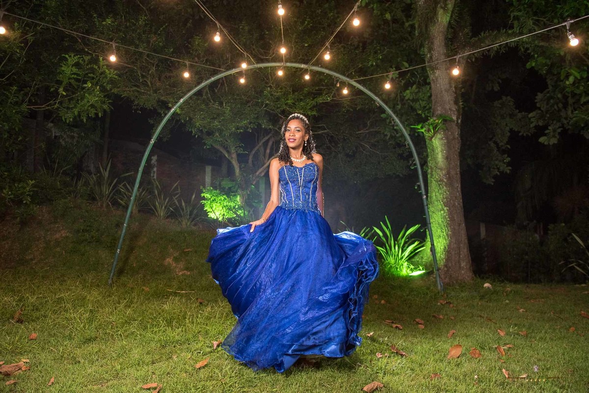 fotografias da debutante no jardim da casa acoty em cotia