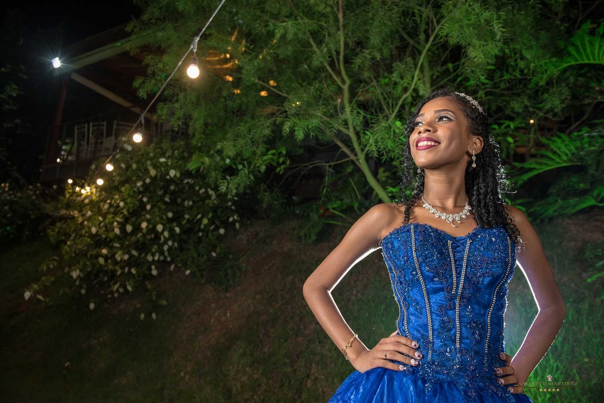 fotografias da debutante no jardim da casa acoty em cotia