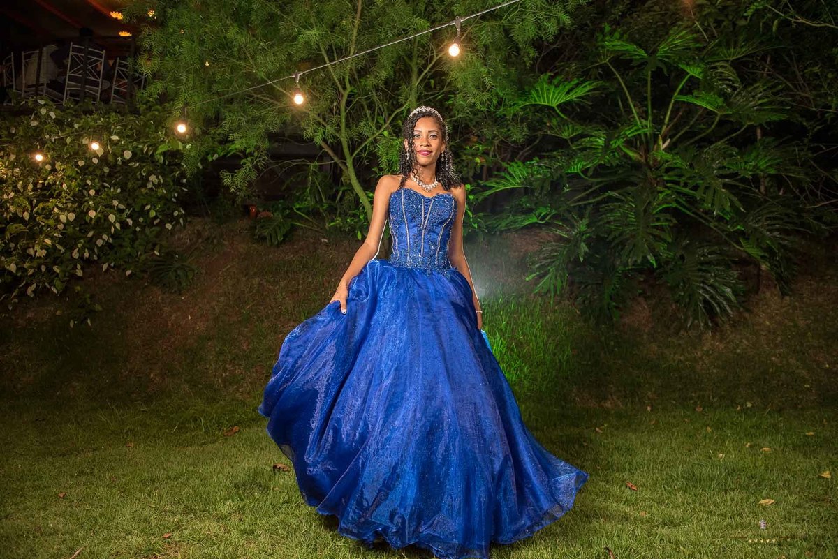 fotografias da debutante no jardim da casa acoty em cotia