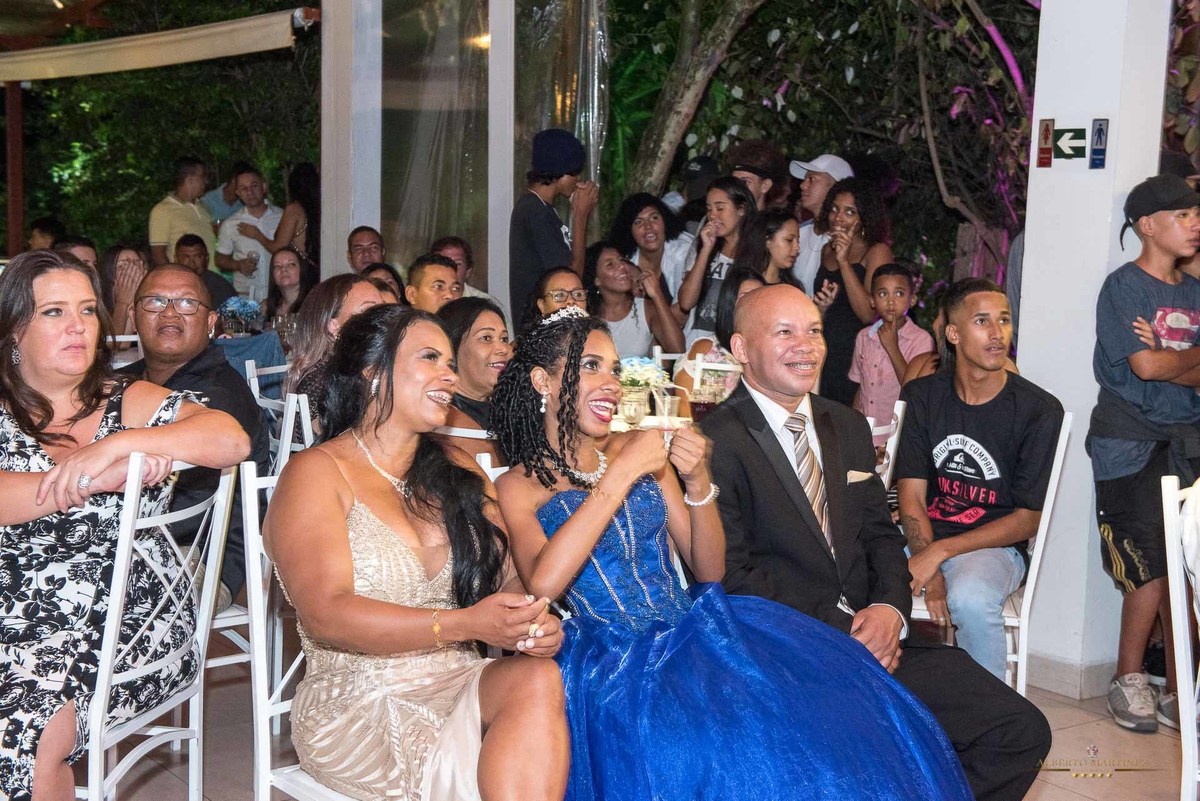 no salão de festa da casa acoty buffet no aniversário de 15 anos