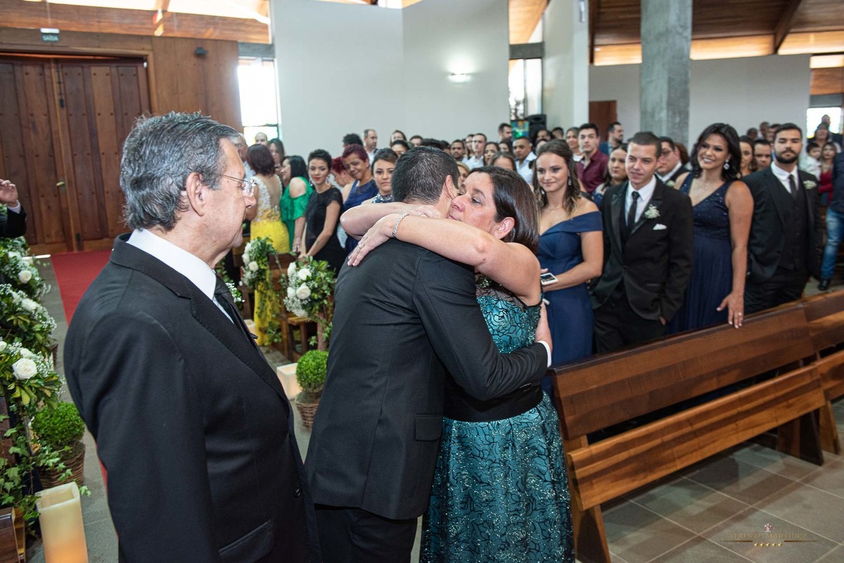 noivo abraça sua mãe na igreja