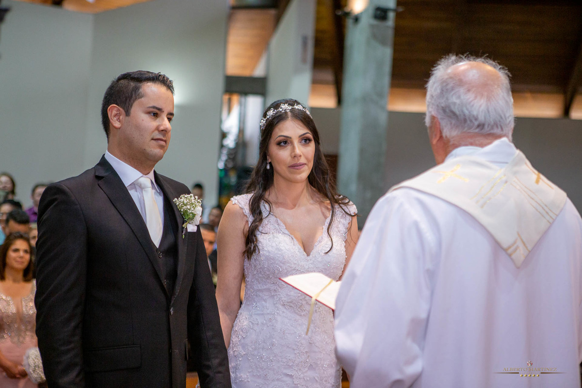 Casamento do casal na Igreja em Vargem grande paulista, fotografia de casamento