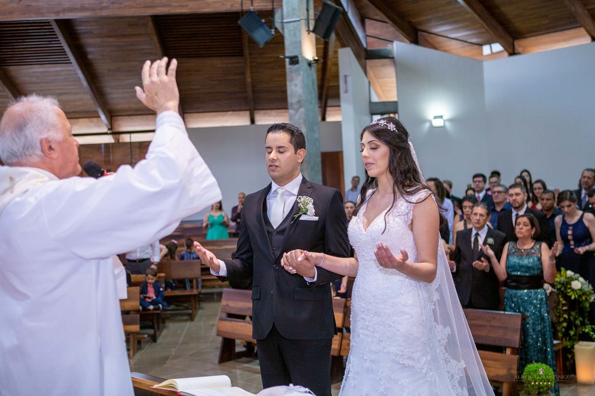 Casamento do casal na Igreja em Vargem grande paulista, fotografia de casamento