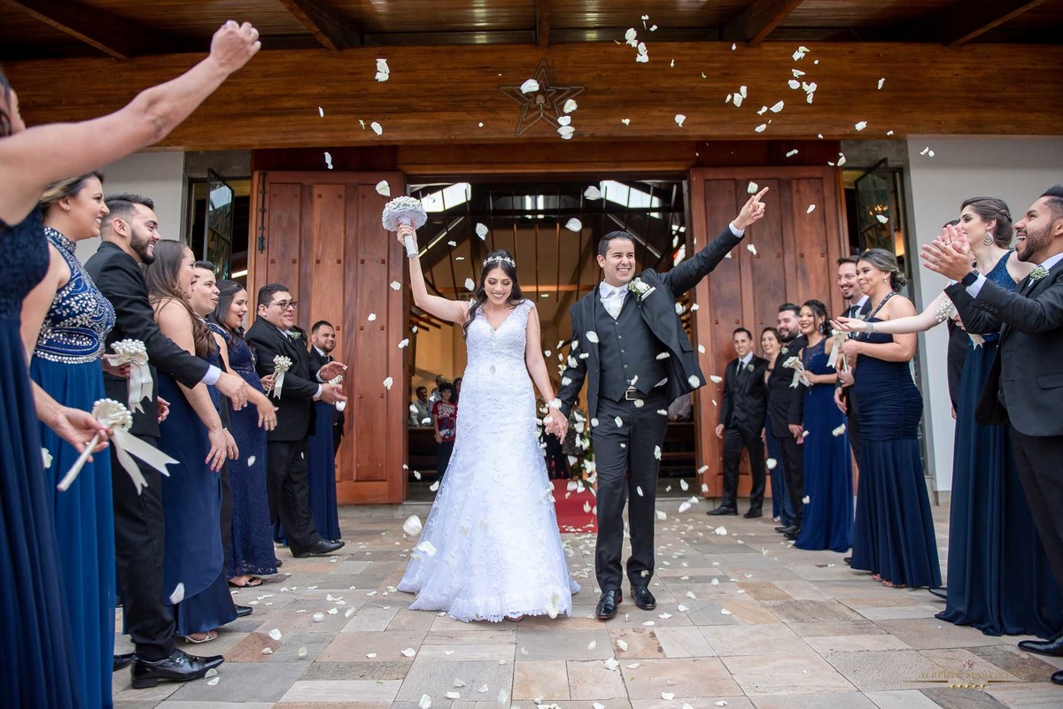 Casa saindo da igreja, Fotografia sensacional