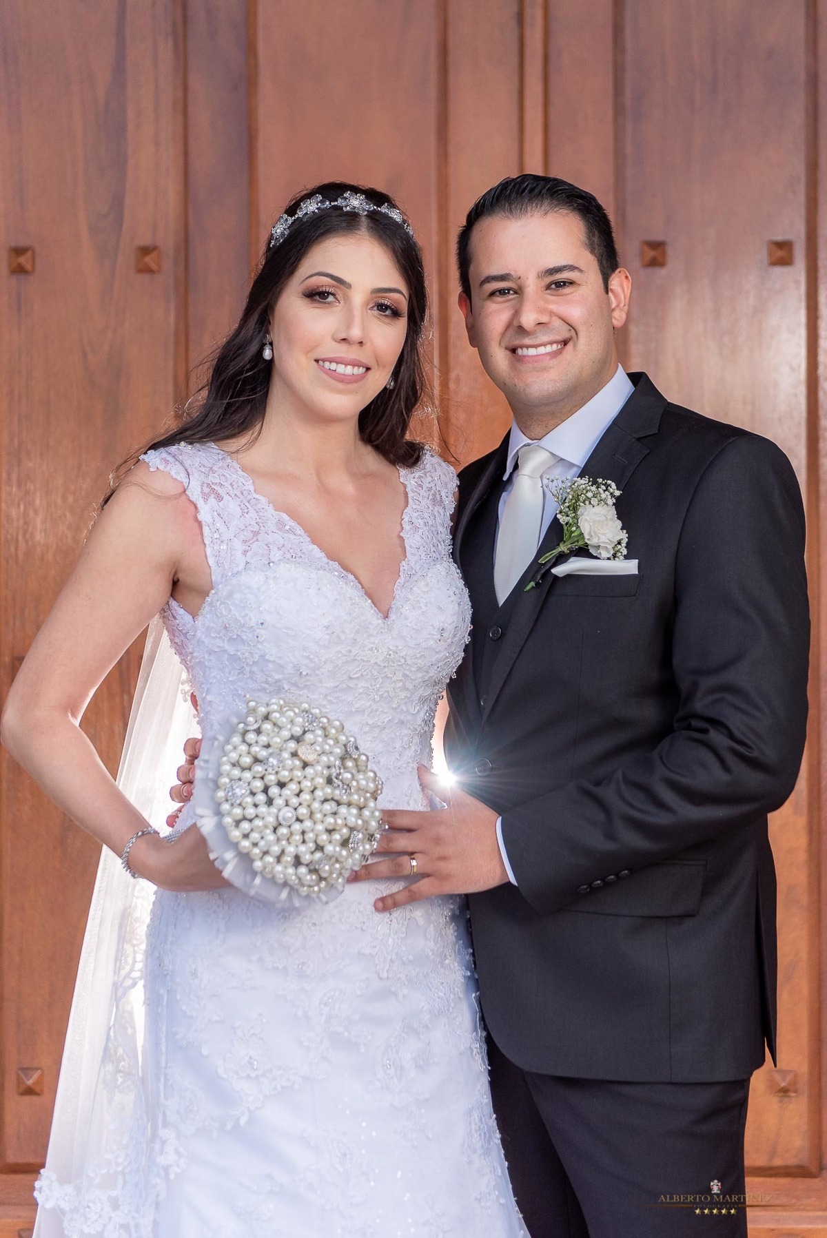 Ensaio do casal na frente da igreja