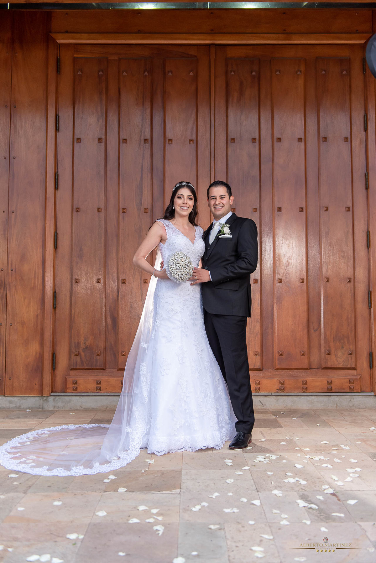 Ensaio do casal na frente da igreja