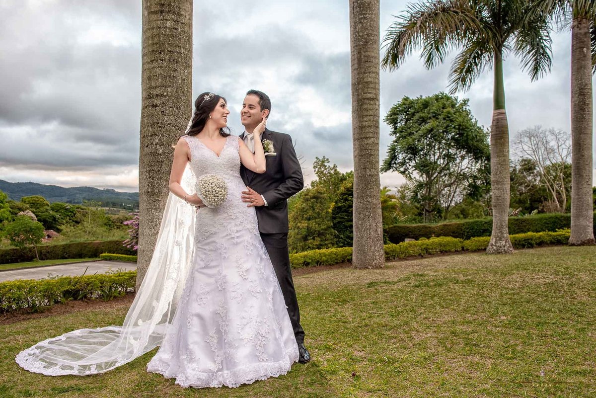 Ensaio do casal na frente da igreja