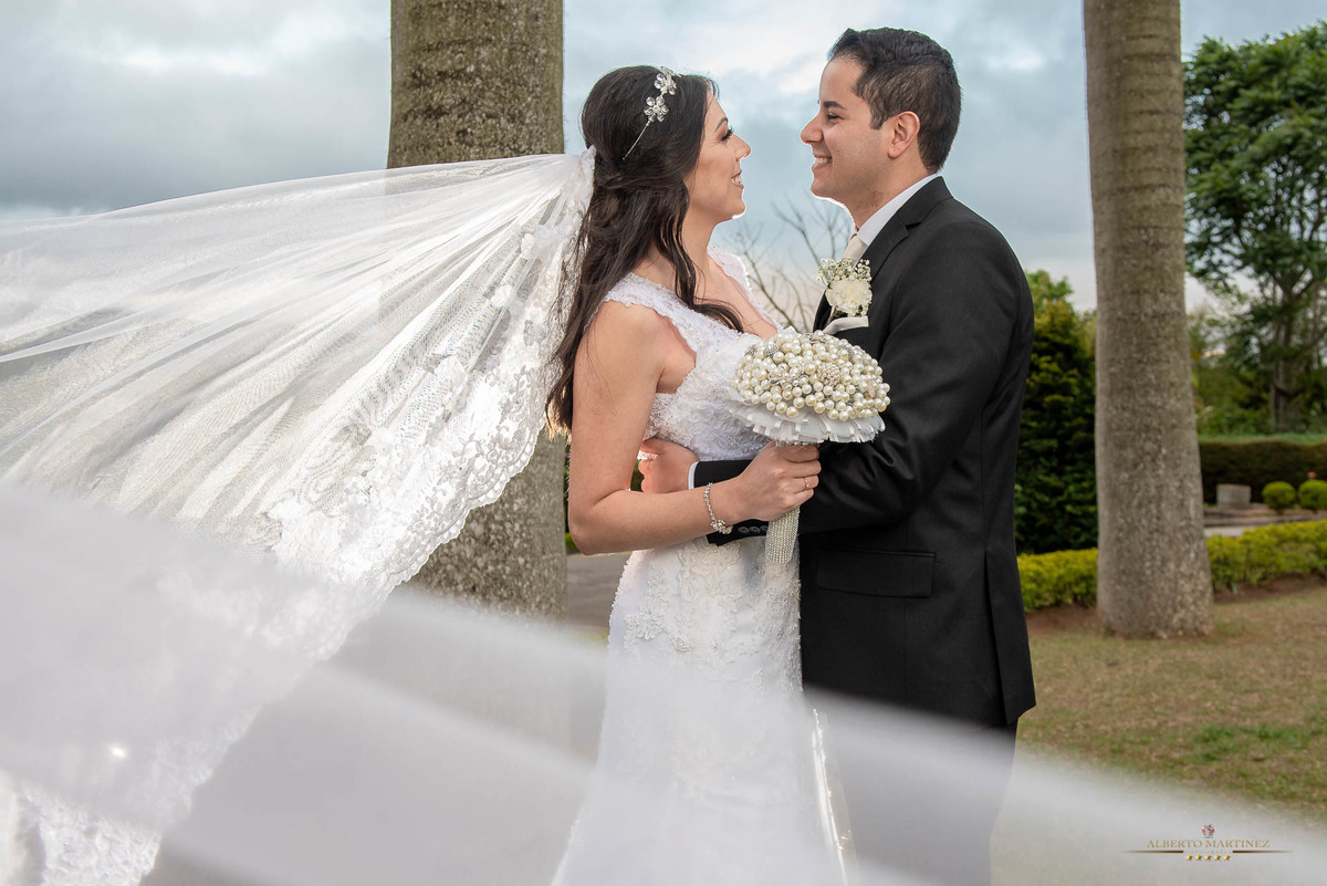 Ensaio do casal na frente da igreja