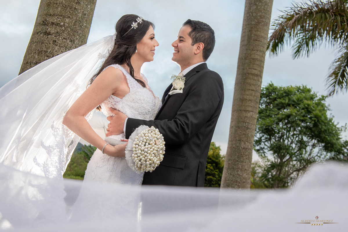 Ensaio do casal na frente da igreja