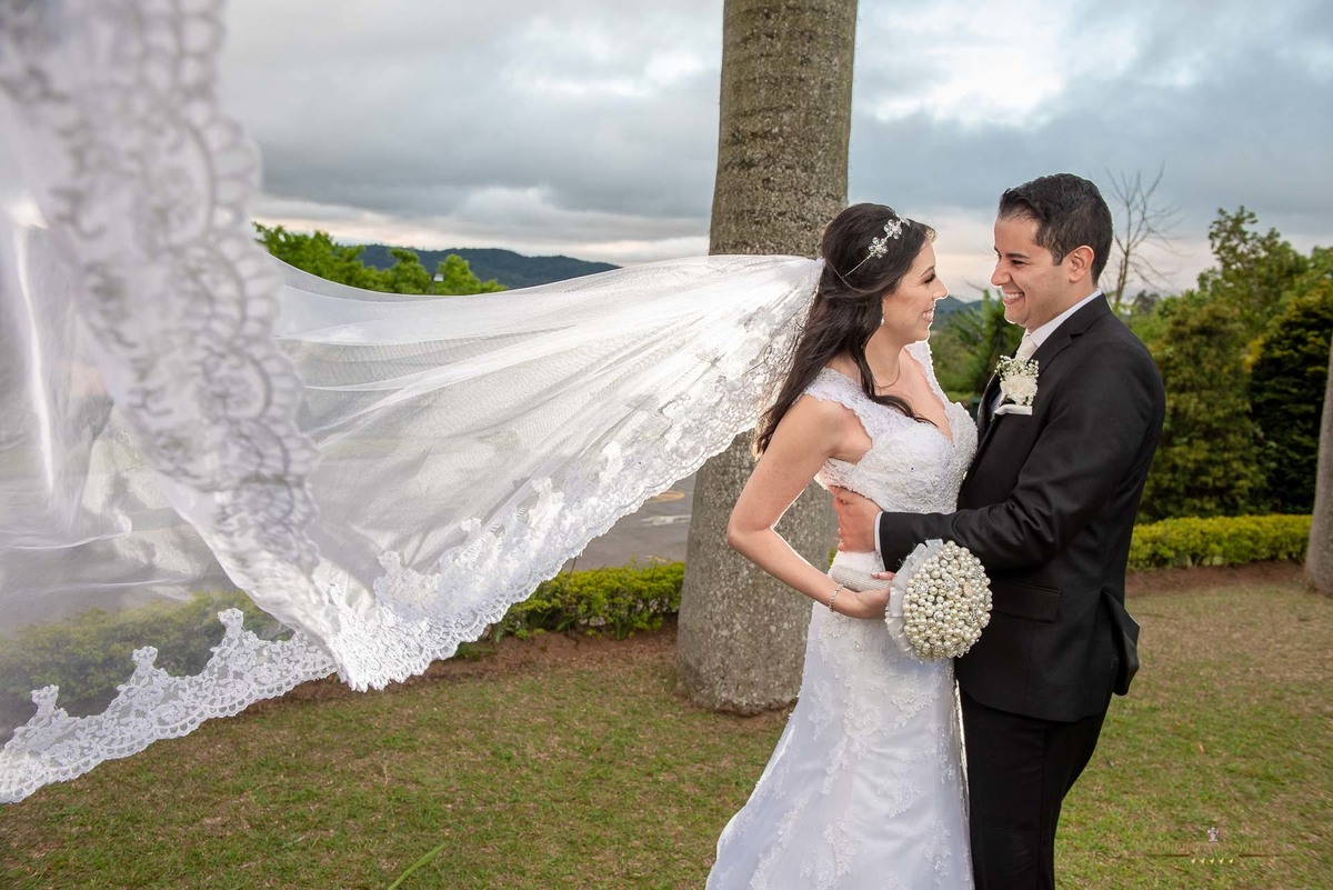 Ensaio do casal na frente da igreja