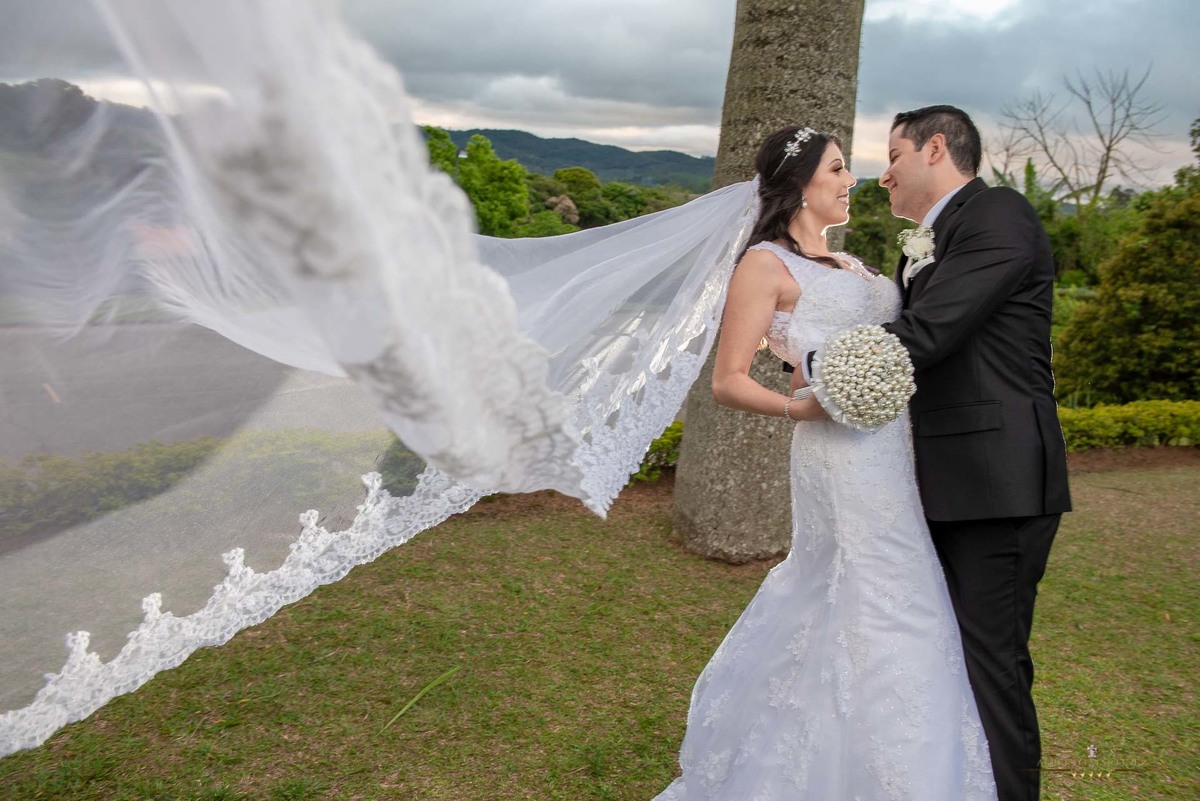 Ensaio do casal na frente da igreja