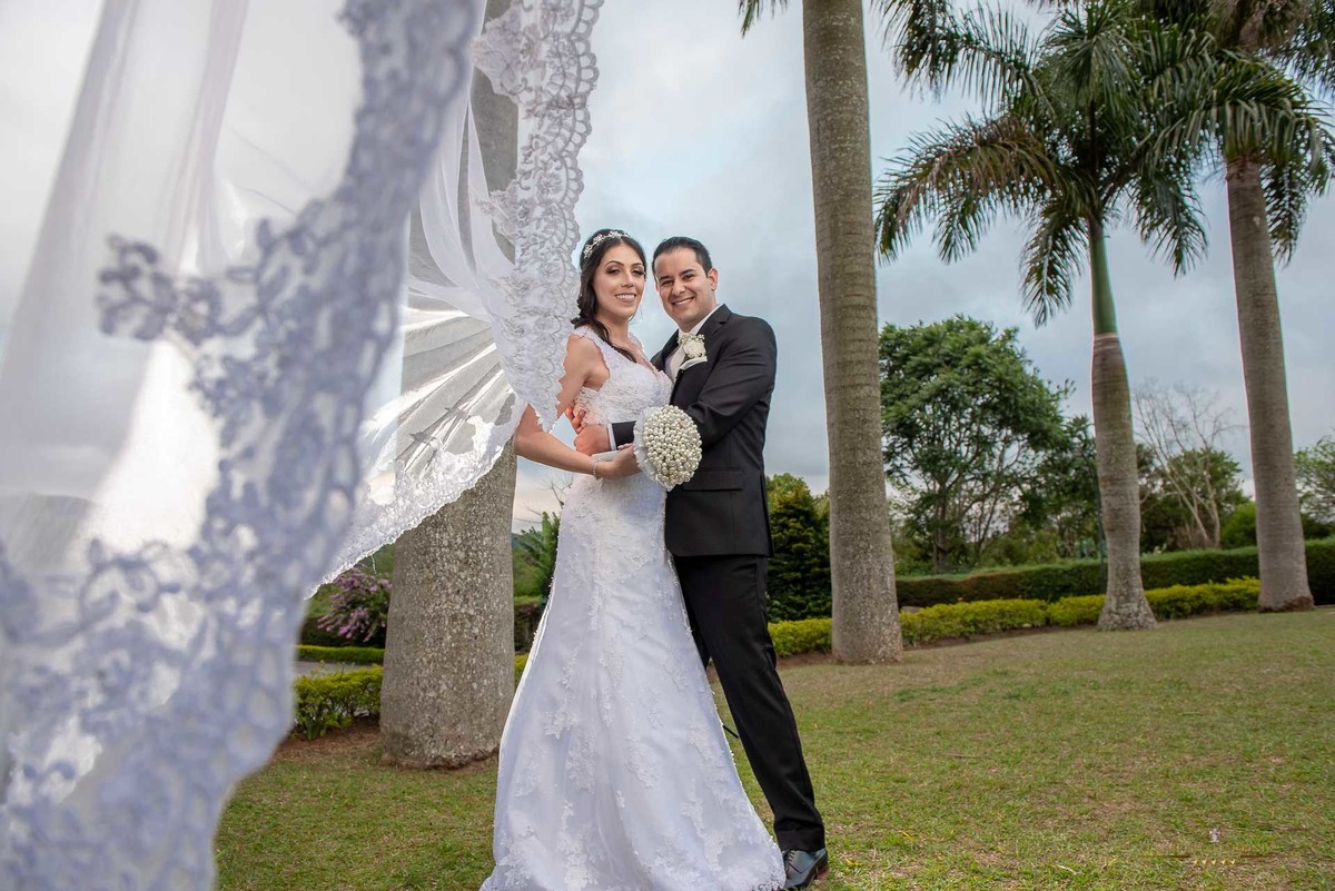 Ensaio do casal na frente da igreja