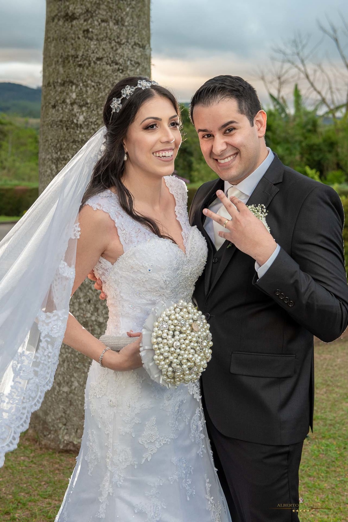 Ensaio do casal na frente da igreja