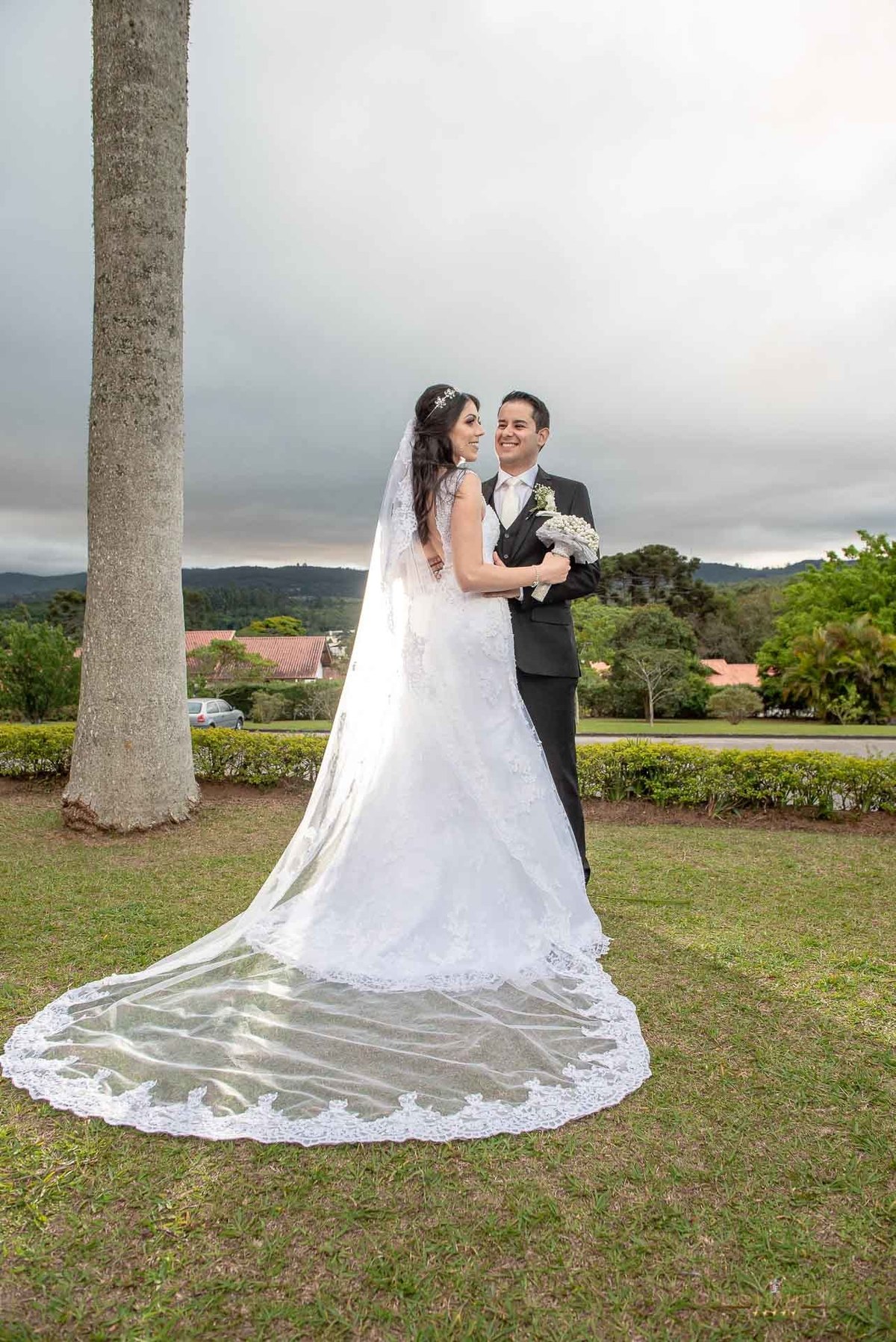 Ensaio do casal na frente da igreja